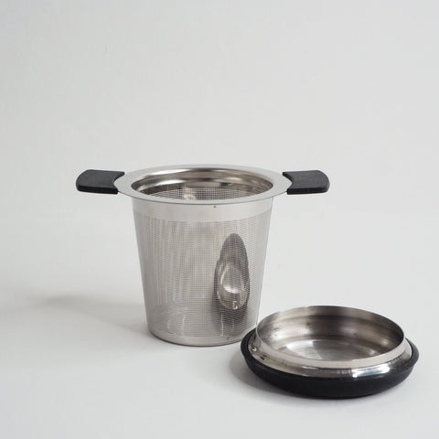 Tea infuser basket with a lid that doubles as a drip tray